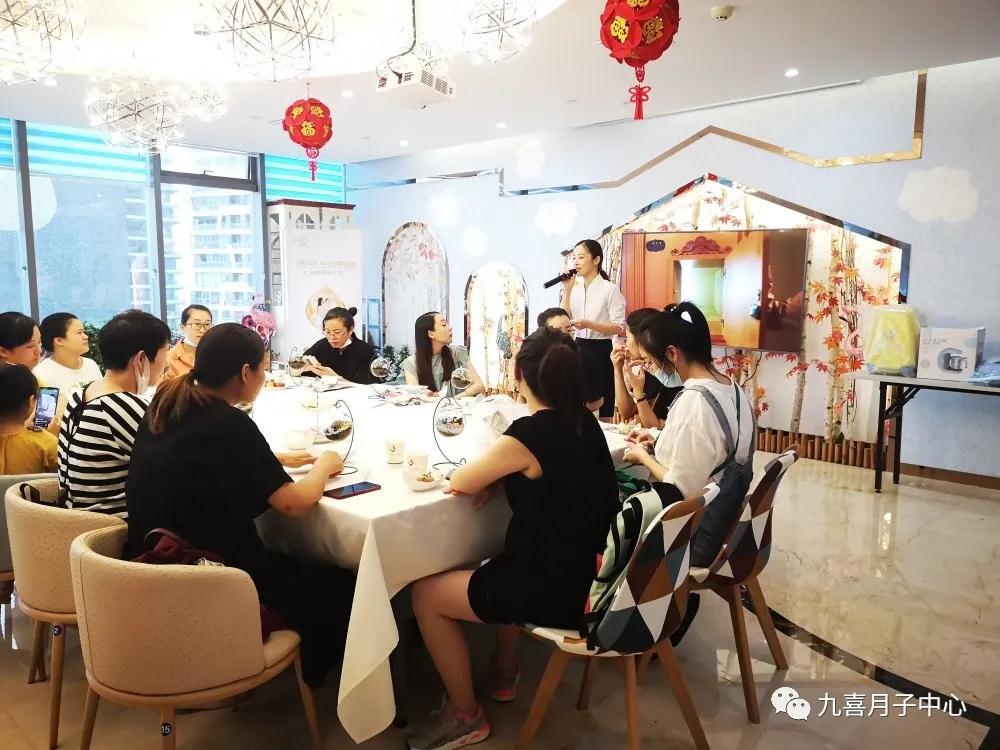 【活动回顾】微景观DIY,一场与自然零距离的约会 每个装在生态瓶里的“微景观” 都是一个会呼吸、会讲故事的童话 这些小巧而生动的瓶子 凝聚着都市人对田园和自然的向往 今天九喜月子中心迎来了一群小可爱们 喜宝也忍不住来探我们定制自然 | 微景观精彩活动 微景观DIY活动精彩上演 美好时光与大自然亲密接触 一起探索神秘的微景观世界 大家排排坐看着桌子上的物料 斜口瓶、摆架、营养土、多肉、细沙和摆件、小石子、铲子等 手残党的喜宝有点发愣... 不过在听完老师的讲解后,还是很容易上手的 “首先将适量的小石头平铺在玻璃器中,小石头起的作用是防止积水。” 老师一步步向孕妈妈们讲解微景观制作方式 经过孕妈们们的细心制作 一个个精致有活力的微景观就出现在大家眼前 颜色与视觉的融合 让最不起眼的事物也开始与众不同 加之各色植物的相互衬托 整个微景观制作过程中,现场充满欢声笑语 打造出心中理想的小世界 可见活动给大家带来的不仅是有趣的体验 还激发了大家丰富的想象力 孕妈们玩的也很开心 好啦,这次的活动就说到这了 期待我们下次相遇哦~
